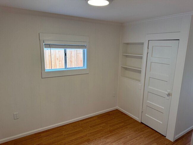 Building Photo - Updated 3 bedroom 2 bathroom duplex in his...