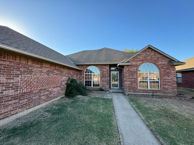 Building Photo - 4 bed in Putnam City! New luxury plank flooring , carpet , paint and new electric range!