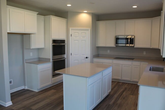 Building Photo - Spacious 4 BR in Brownsburg!