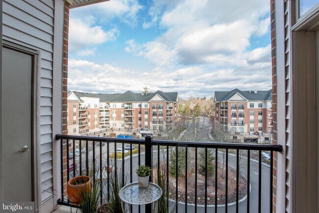 Building Photo - 523 Carson Terrace