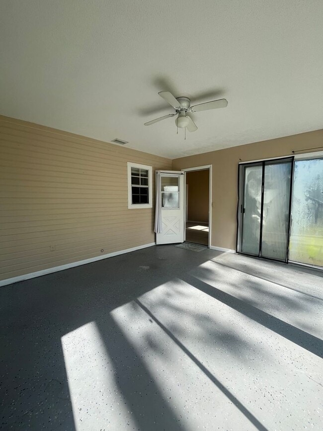 Building Photo - Super Cute 3bd 2bath with Florida Room!!