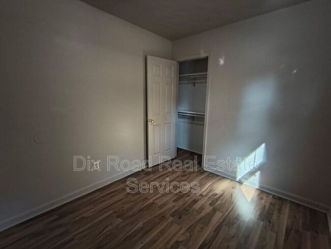 Building Photo - 2308 Waneta Ave