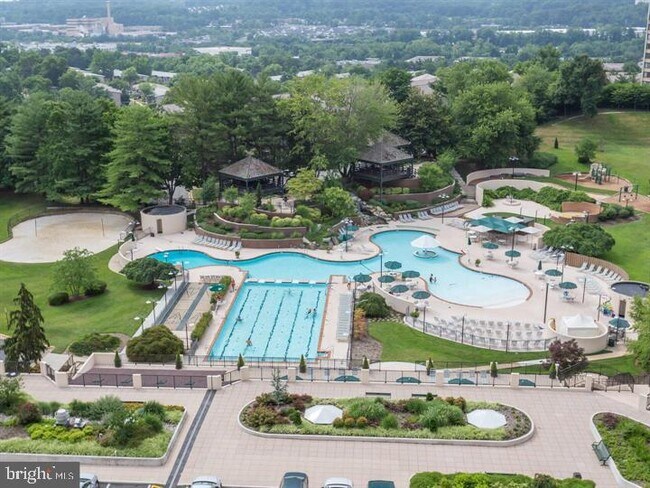 Building Photo - 307 Yoakum Pkwy