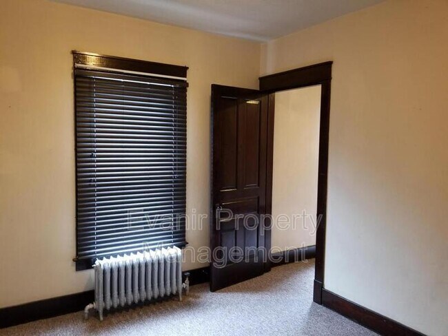 Building Photo - 216 S 6th St