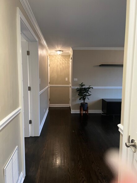 Building Photo - 9121 Niles Center Rd