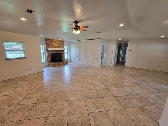 Building Photo - 1590 Gravel Cir N