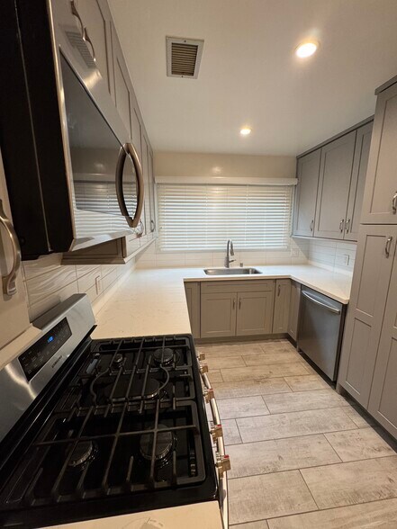 Stainless Appliances - 1122 Euclid St