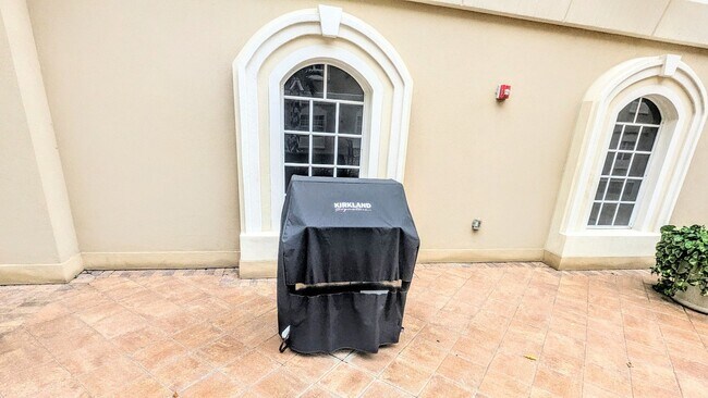 Building Photo - Annual 2/2 condo in luxury building downtown Sarasota!