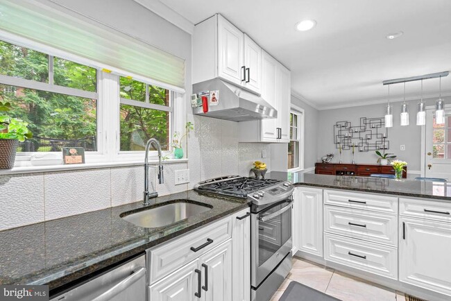 Building Photo - 5333 Saratoga Ave