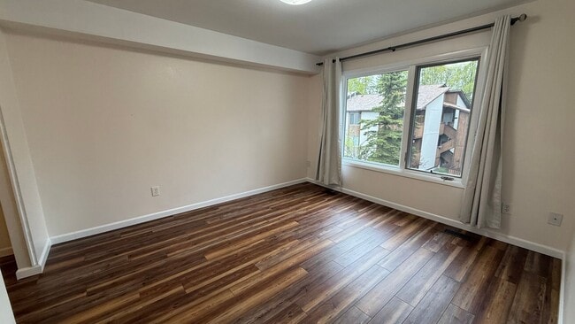 Building Photo - Well Maintained Top Floor 2 Bed/2 Bath Condo W/Garage Space. Call Today!
