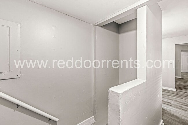 Building Photo - Affordable Comfort & Style Near Downtown I...