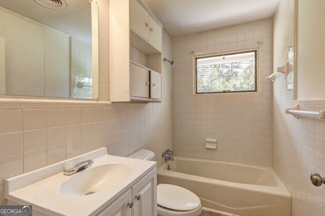 Building Photo - 1367 Canterbury Rd