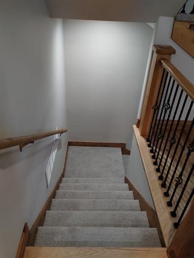 Building Photo - Spacious Cottonwood Heights Home with Vaulted Ceilings & Finished Basement