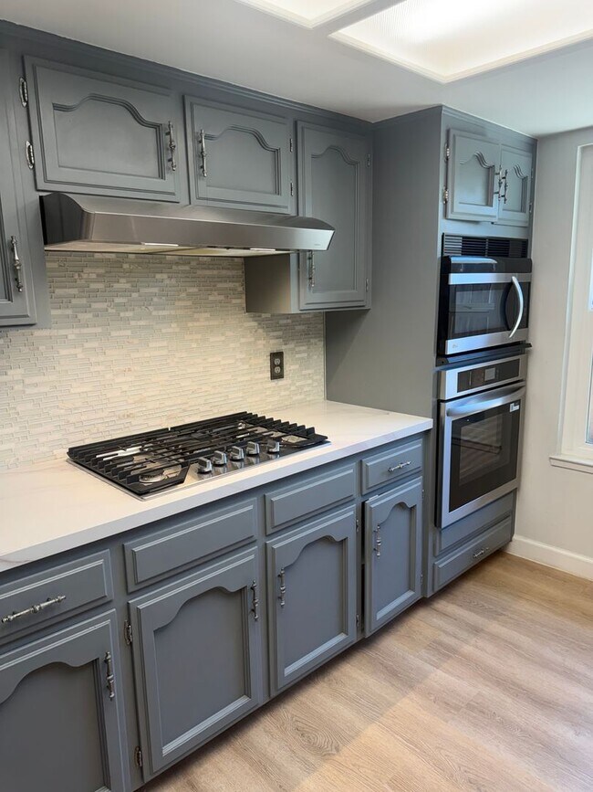 Building Photo - Stunning 4 bedroom, 2 bathroom with a Pool and Solar