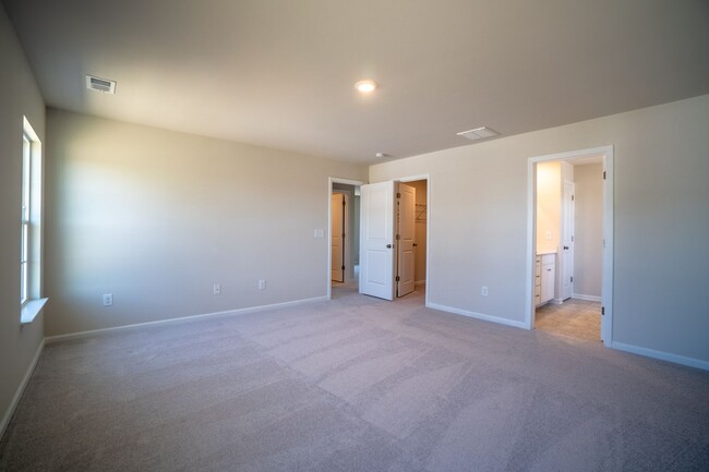 Building Photo - Stunning New Smart Home Palisades Area!