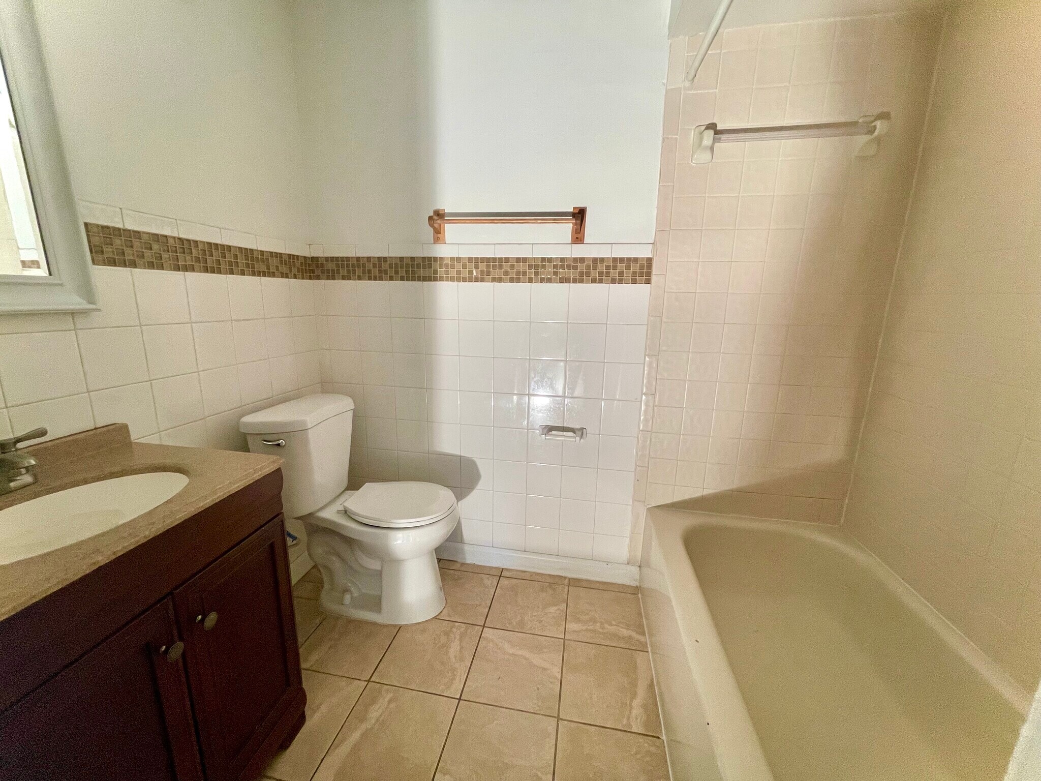 Bathroom View 1 Bath Tub - 3828 Southpointe Dr