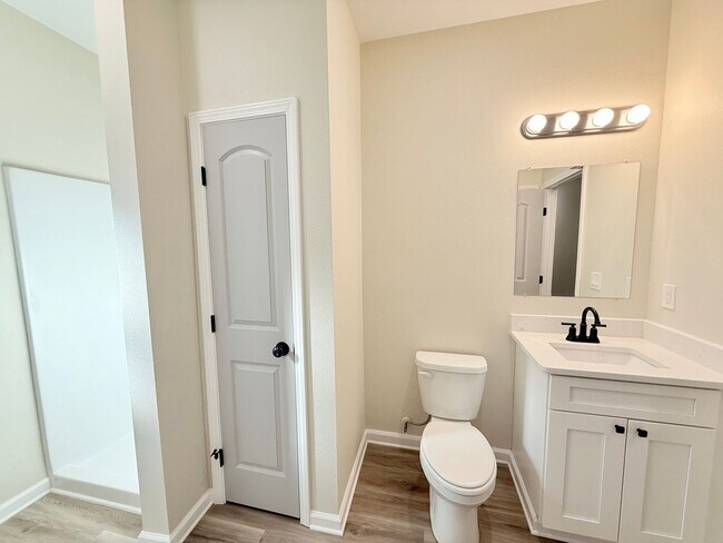 Building Photo - Modern 2-Bedroom Duplex