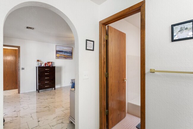 Building Photo - 1099 Pueblo Dr