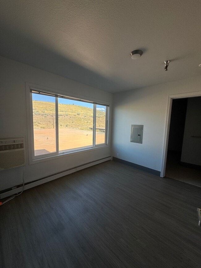 Building Photo - 2 bed 2 bath unit - ALL UTILITIES PAID - A...
