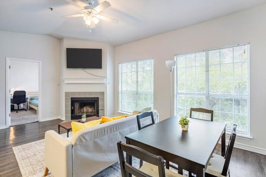 Building Photo - 1005 W 23rd St