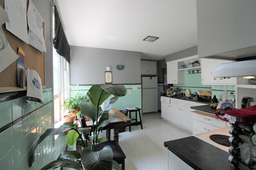 Building Photo - 2933 N Newhall St