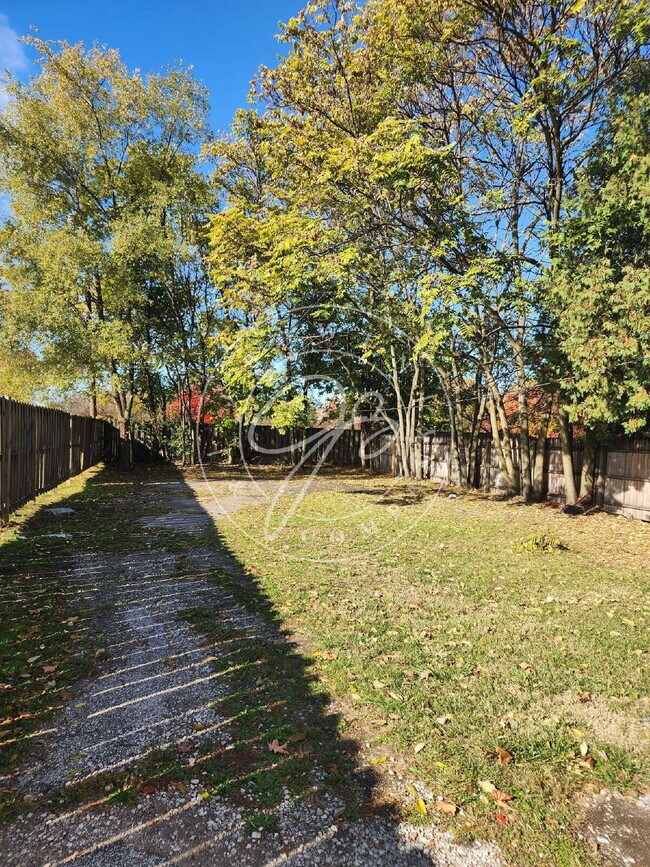 Building Photo - 2 bedroom Upper unit- over 1200 sq feet! P...