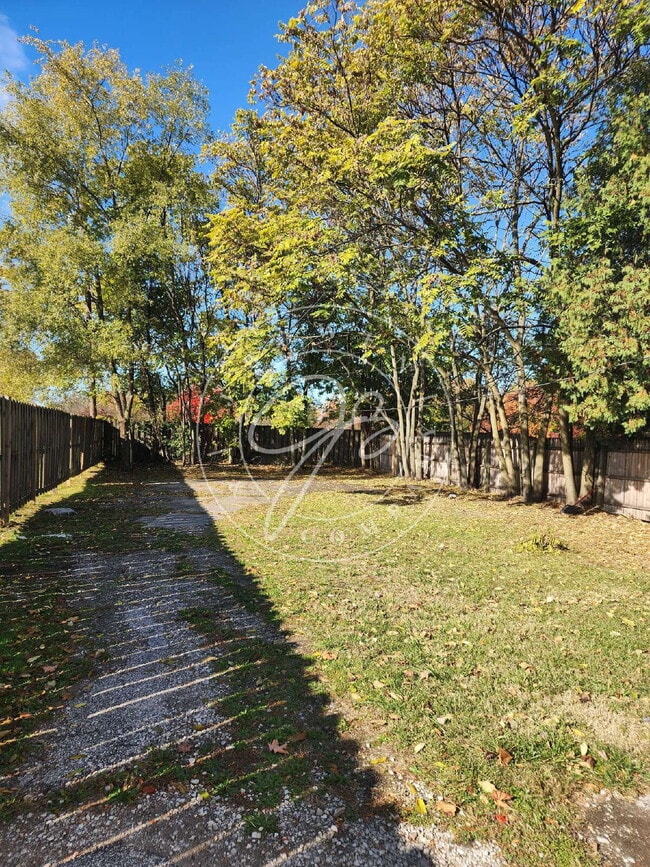 Building Photo - 2 bedroom Upper unit- over 1200 sq feet! Private enclosed porch! Water included!