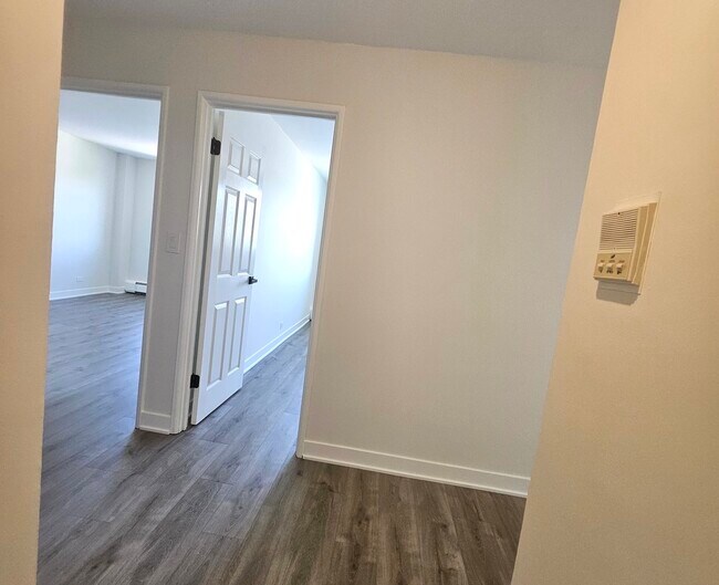 Building Photo - 1375 Rebecca Dr