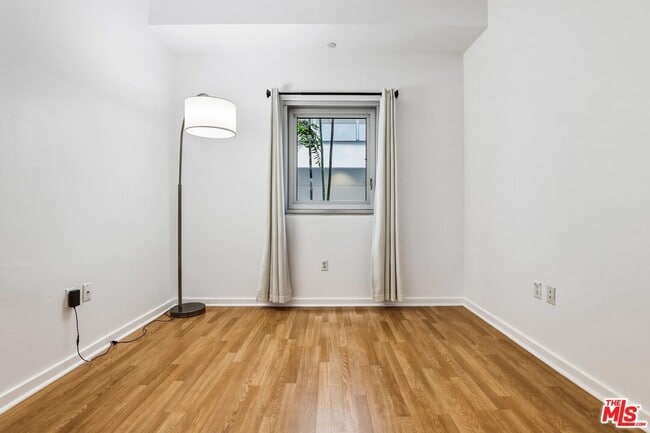 Building Photo - 630 W 6th St