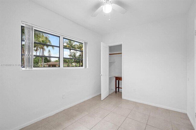 Building Photo - 1050 NE 156th St