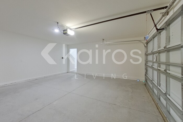 Building Photo - 8642 SW 43rd Ter