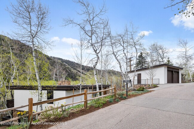 Building Photo - 284 Eastwood Rd