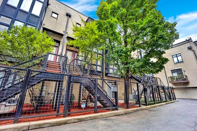 4 Story Townhome, hidden little gem, great location, oasis of quiet and solitude - 1713 W Diversey Pky