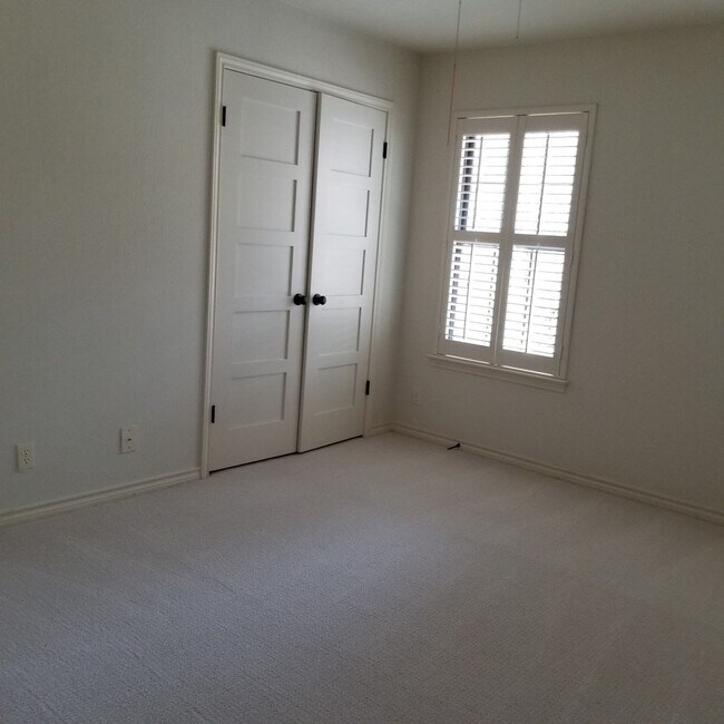 Building Photo - Stunning Home - North Cat Mountain - 4 bed...
