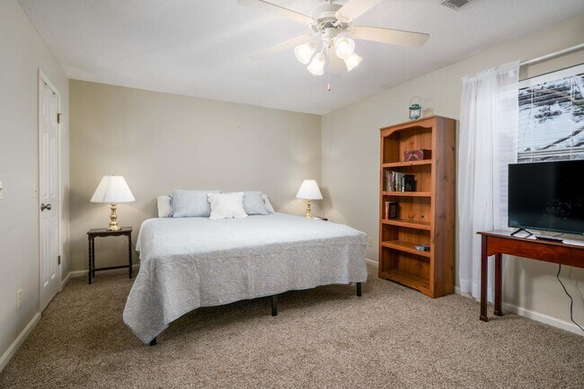 Building Photo - 1032 Fairfax Dr