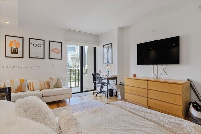 Building Photo - 520 Brickell Key Dr