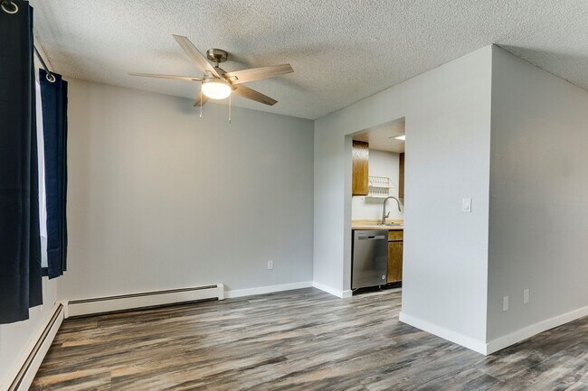 Building Photo - Updated Unit next to CMU with Pool!