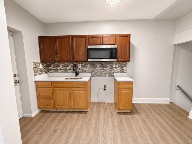 Building Photo - 3 Bedroom Home with Basement, Laundry Area & Bright Living Space
