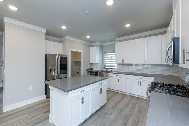 Building Photo - 3301 Wynwood Dr