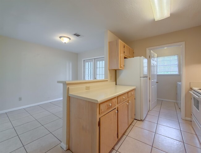 Building Photo - 696 Timberwood Cir E