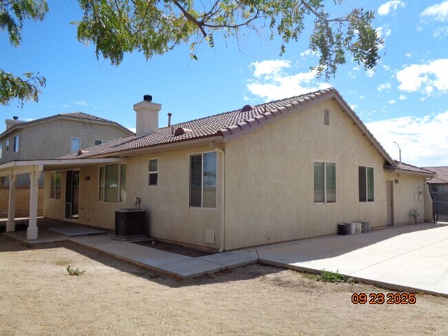 Building Photo - Beautiful One Story Offering 1559 sq. ft. ...