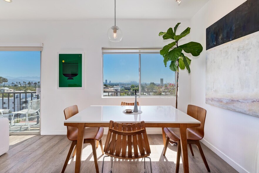 Building Photo - 1115 S Elm Dr