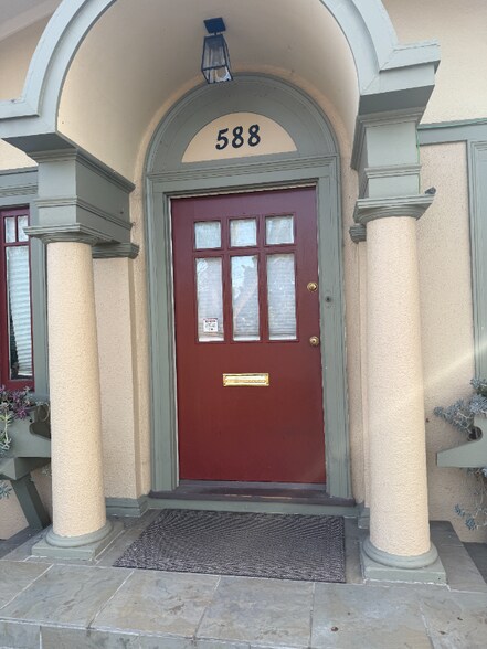 Building Photo - 588 S 15th St