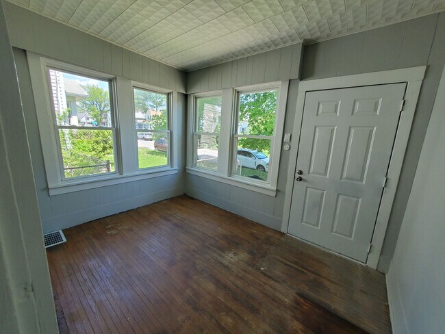 Building Photo - 2 bedroom house in Davenport