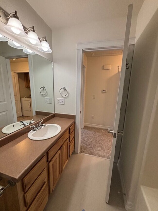 Building Photo - 4 Bedroom 3.5 Bath Townhouse Near Dell Range Blvd.