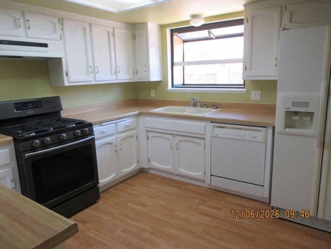 Building Photo - Beautiful and Spacious 4bd 2ba