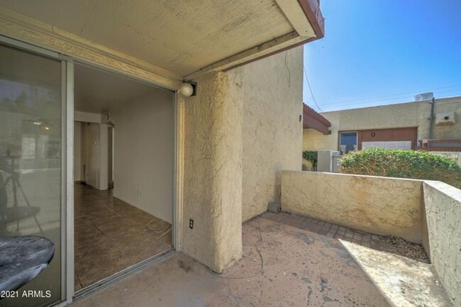 Building Photo - MOVE IN SPECIAL 2/2 Ground Floor Condo in ...