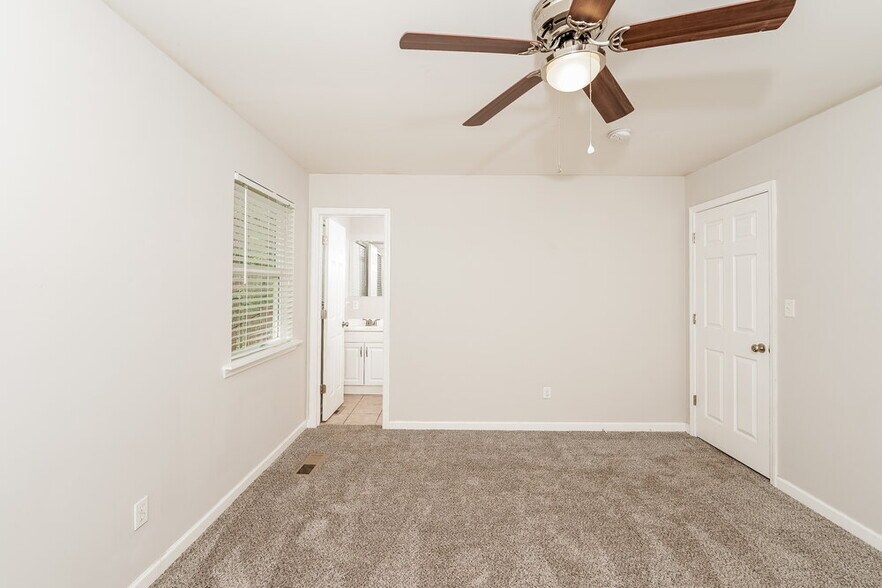 Building Photo - 705 13th Ct NW