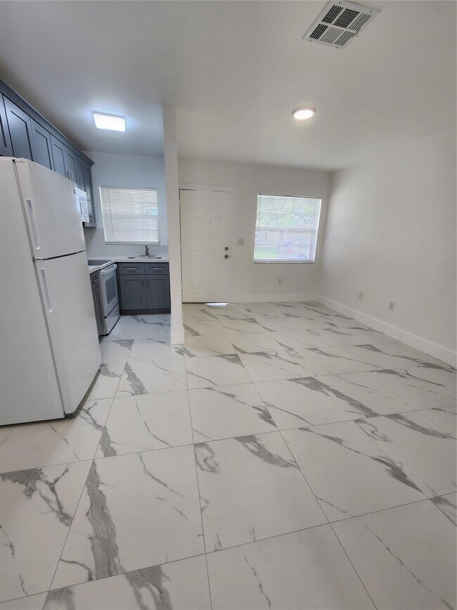 Building Photo - 2466 Lincoln St