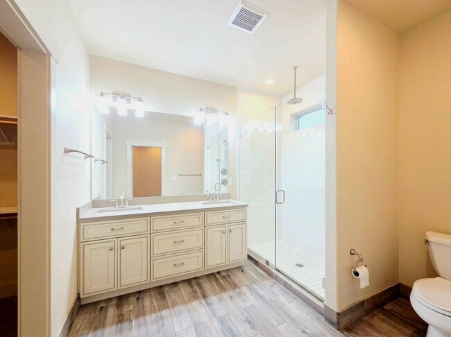 Building Photo - 1704/1706 Danny Boy Ln. Duplex